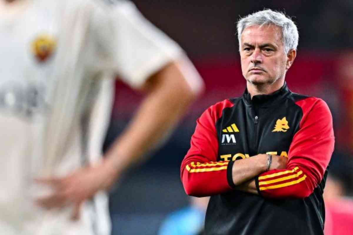 Roma coach Mourinho: Smalling can't play in pain