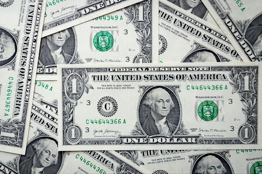 Stack of dollar bills, representing fast payouts, a feature that can be found in Betpack's list of sites.
